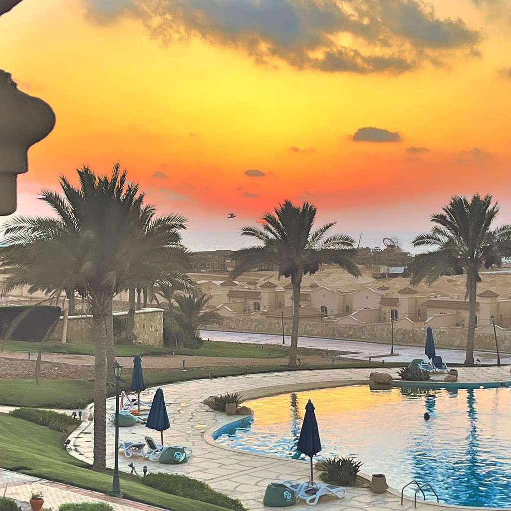 Where the day meets the night 🥰🙏🏼

#mediterraneansea #sunset 
#love #instagood 🇪🇬🤓🇺🇸