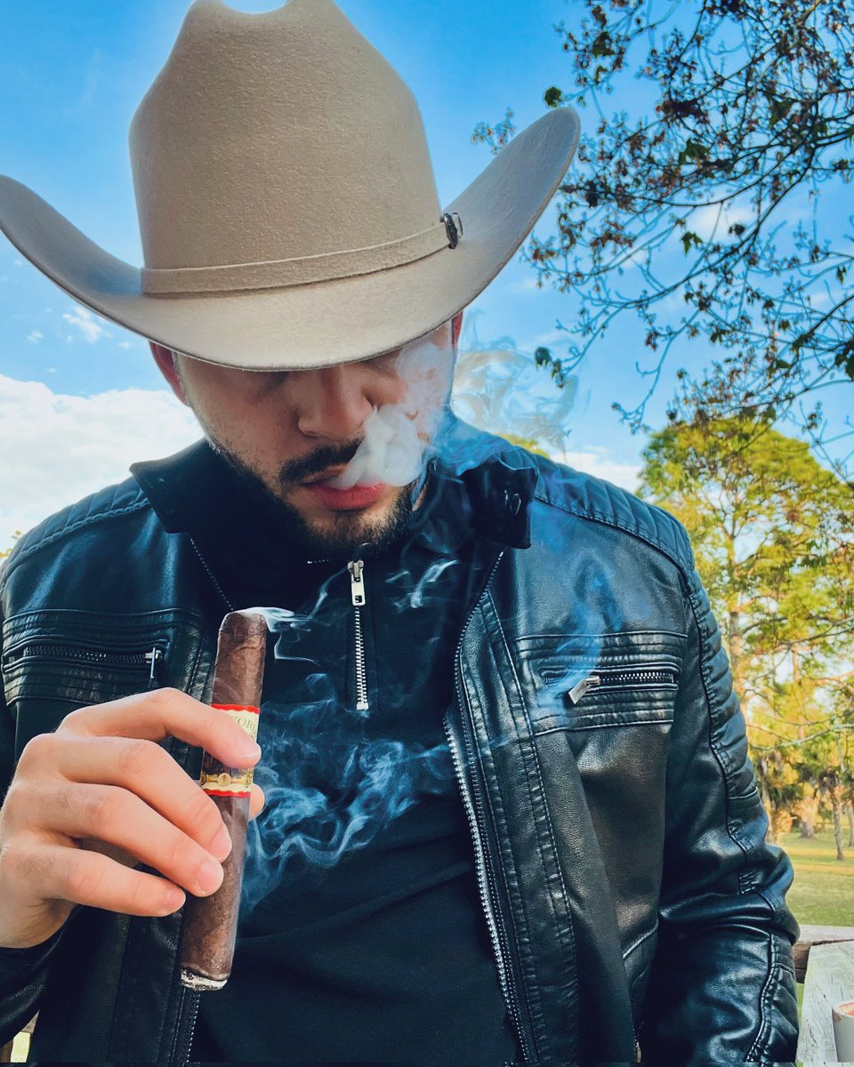 young_cigar_guy's tweet photo. Repost me and claim your reward in DM.

#cigarmaster #cigarman #cigaryoung #cigarfetish https://t.co/gBpMwYzjsn