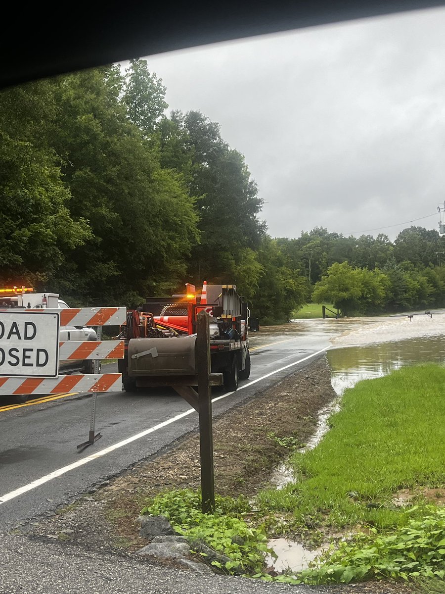 YCSO_SC's tweet photo. ROAD CLOSED: Strait Rd. at Auten Rd. Yes. That is a car in the flood water. The driver and passengers are ok. Folks, we've warned you and warned you about the dangers of driving around barricades, this is what happens. #YCSONews #YoCoNews #traffic #scwx #yocowx https://t.co/0D657LneMx