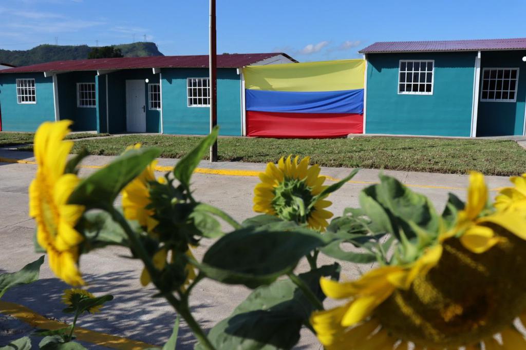 #EnVivo📺 || Beneficiaria, Dioangerlis González: Agradezco a Dios y al Pdte. <a href="/NicolasMaduro/">Nicolás Maduro</a> por permitirme alcanzar este sueño. Esta hermosa vivienda construida en un área de 62 mts2 cuenta con dos habitaciones, dos baños, sala, cocina y comedor 

#PuebloSonrienteYEnPaz