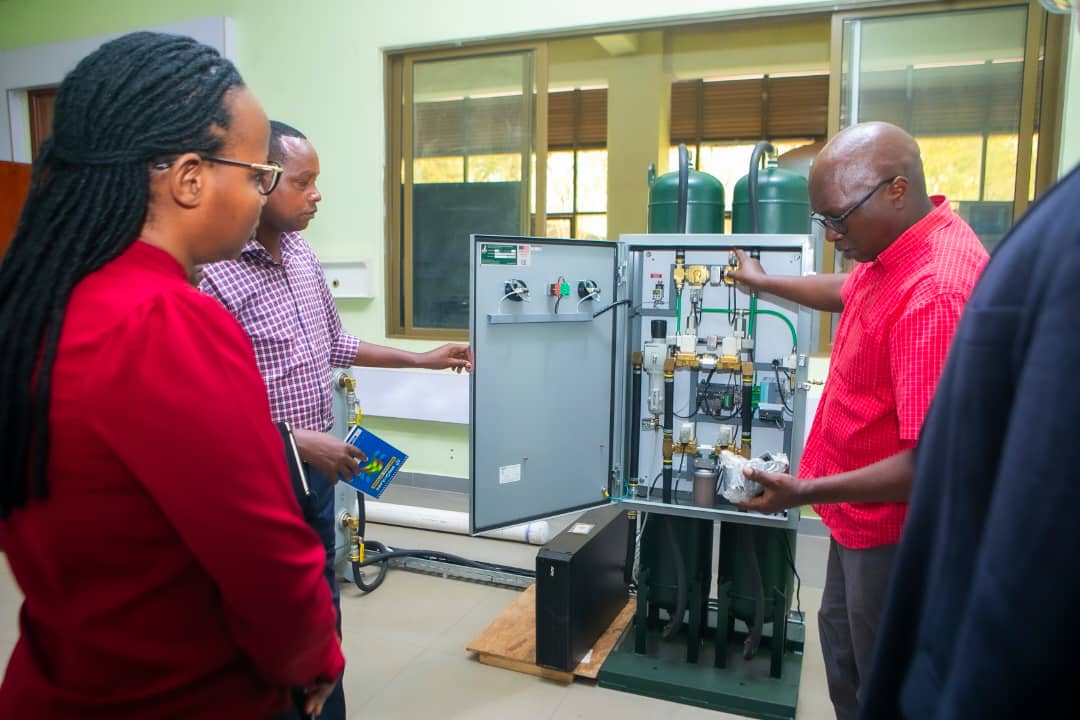 BuildHealthIntl's tweet image. Earlier this month, BHI&apos;s #MedicalOxygen team oversaw the handover a PSA plant, essential tools, &amp;amp; supplies, to Rwanda Polytechnic Integrated Polytechnic Regional College (@IPRCKigali). This initiative enables comprehensive operation training, maintenance, &amp;amp; repair of PSA plants!