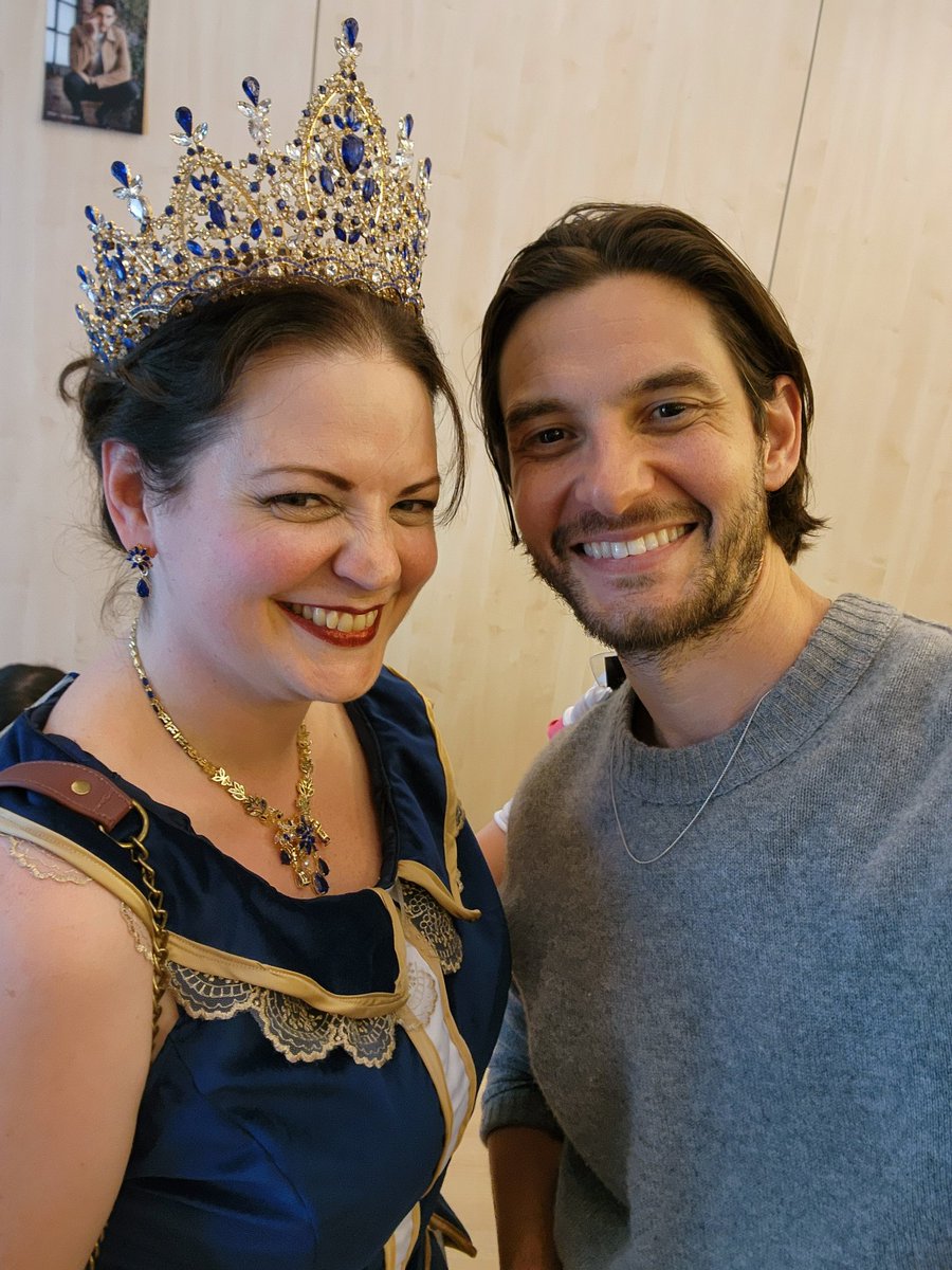 M_Pdragon's tweet photo. So amazing meeting the incredible @benbarnes again. Such an absolute gentleman, he could not be sweeter if he tried.
#shadowandbone #SaveShadowAndBone #benbarnes #generalkirigan #darkling #grishaverse #alinastarkov #sunsummoner #westworld #punisher #chronicalsofnarnia #narnia https://t.co/biQpD2KaQZ