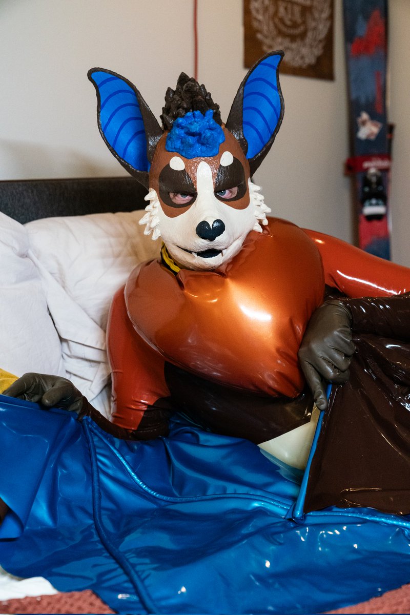 FycusBat's tweet image. Wanna snug? Careful though, you may be trapped in these wings... 😈🦇

New hood from #Rubberdawg! Photo by @HansFaffing @kinkengineering #latex #rubberfuf