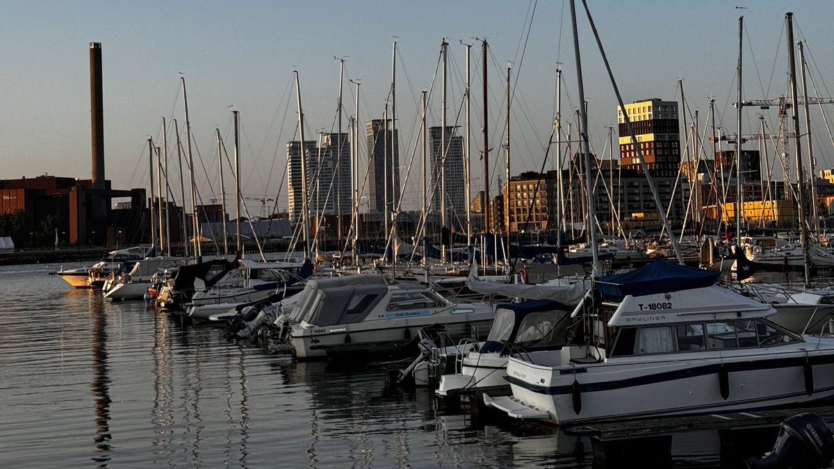 Kaverini löysi viestejämme ensimmäiseltä kesältä pankissa (2006). Olin turhautunut ja vihainen. Yksin yhden päivän aikana 3 asiakasta rasistisia. Pahin ei suostunut antamaan hlötietojaan, koska ”ei mustiin miehiin voi luottaa”. Ei ole ollut Suomi valmis silloin, ei ole vieläkään.