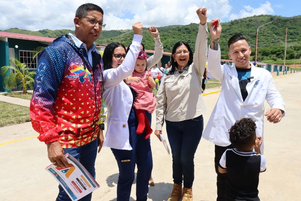 #EnVivo📺 || Beneficiaria, Dioangerlis González: Mi invitación es a los que esperan por una vivienda a no perder la esperanza que pronto el Gobierno Bolivariano se los otorgará. Asimismo, se deben cancelar a través de las cuotas que ofrece el <a href="/Banavihaldia/">BANAVIH</a> #PuebloSonrienteYEnPaz