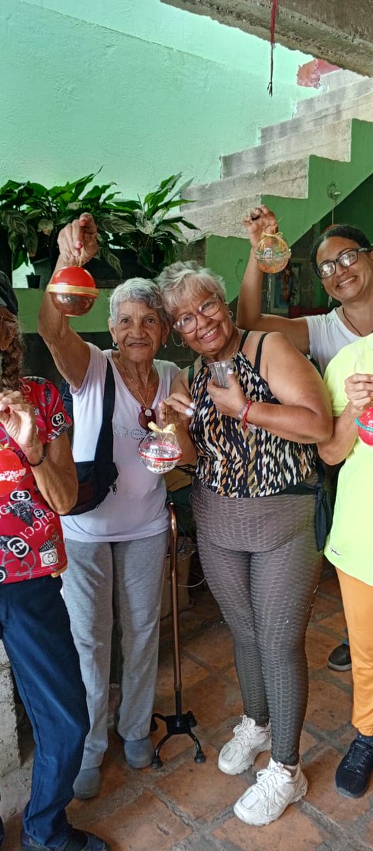 Hoy celebramos una Jornada llena de alegría y energía con nuestro programa "Abuelos Vive Activo". Nuestros Adultos y Adultas disfrutaron de una mañana de Manualidades  con elaboración de Cascabel Navideños.
<a href="/NicolasMaduro/">Nicolás Maduro</a>
<a href="/MagaGutierrezV/">Magaly Gutiérrez Viña</a>
<a href="/delcyrodriguezv/">Delcy Rodríguez</a>
#PuebloSonrrienteYEnPaz