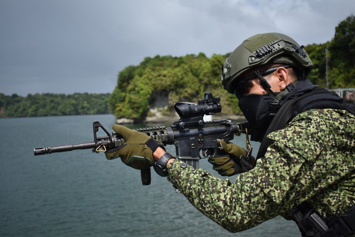 FuerzasMilCol's tweet photo. Con dedicación y compromiso cumplimos la misión de defender la soberanía del territorio nacional. Estamos #SiempreFirmes con nuestro pueblo colombiano. https://t.co/LqG6EcVupA