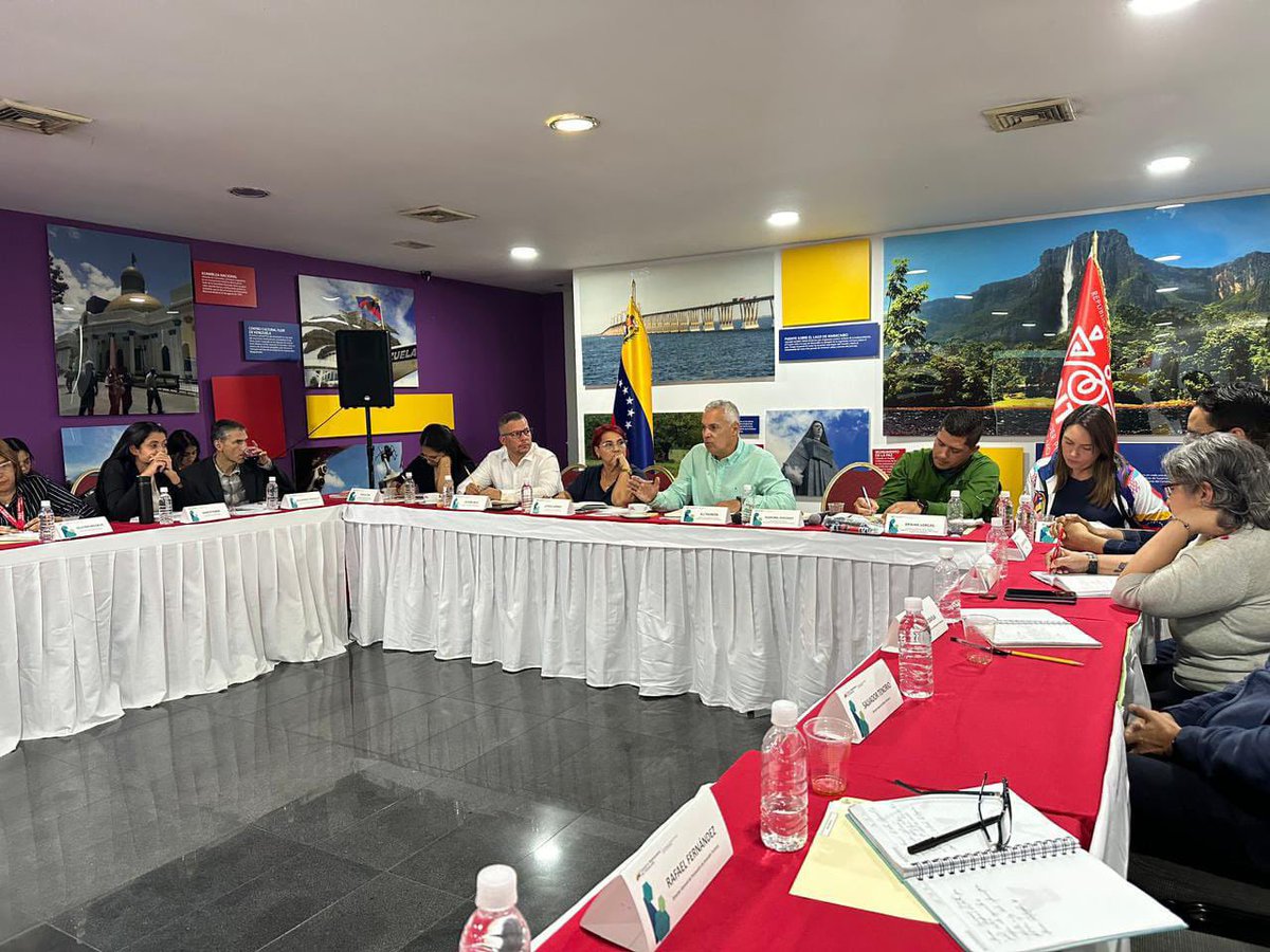 Acompañamos a nuestro ministro, Alí Padrón, en la acostumbrada reunión con todo el equipo directivo del Ministerio de Turismo y sus entes adscritos, donde se establecieron los planes estratégicos para esta temporada de vacaciones comunitarias 2024 en todo el territorio nacional.