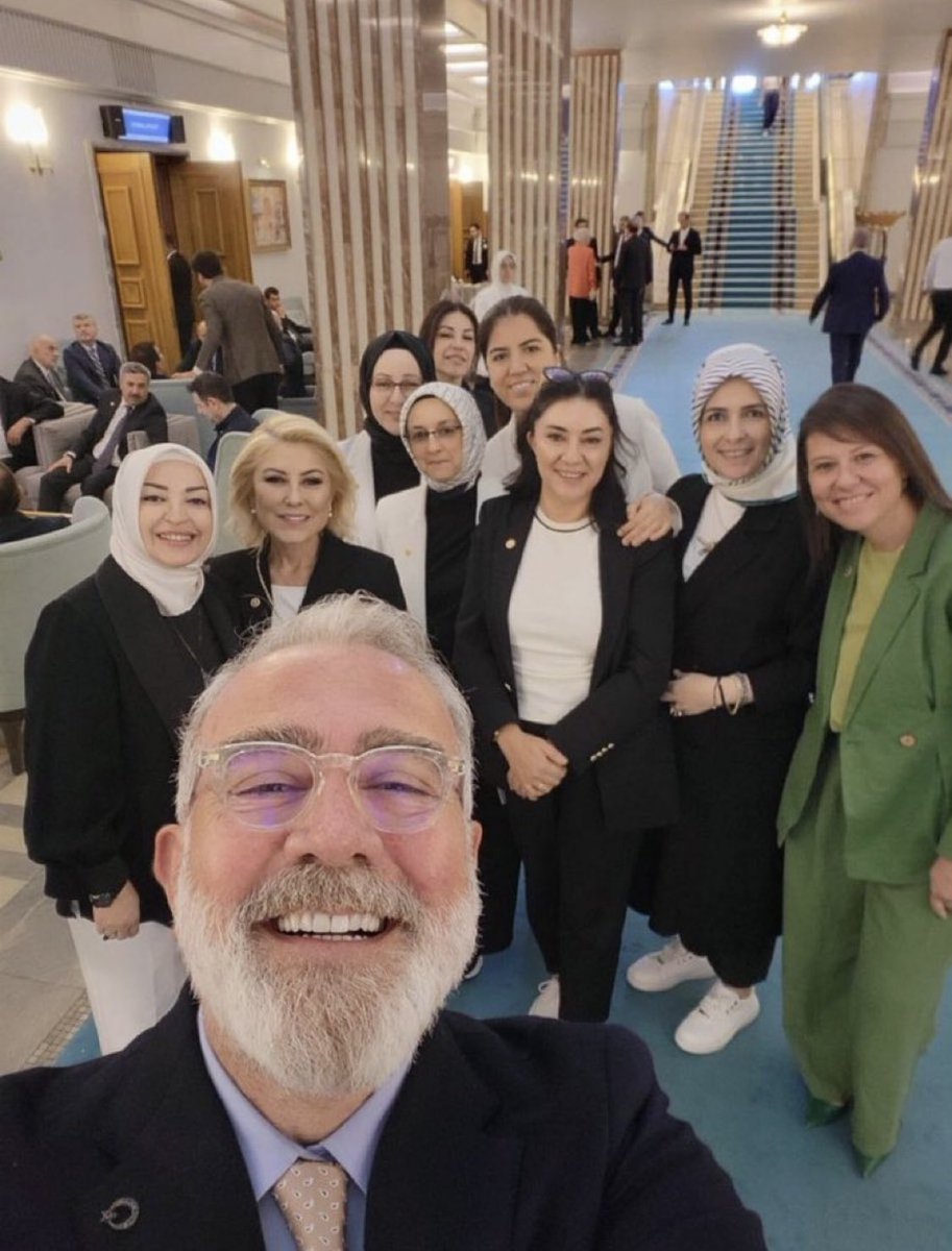 Altındağ'da bulunan toplu mezarlarda 80'in üzerinde katledilmiş hayvanın bedeninin bulunduğu söyleniyor. Katliam için her türlü ortamı hazırlayan bu gülüşleri asla unutmayın!