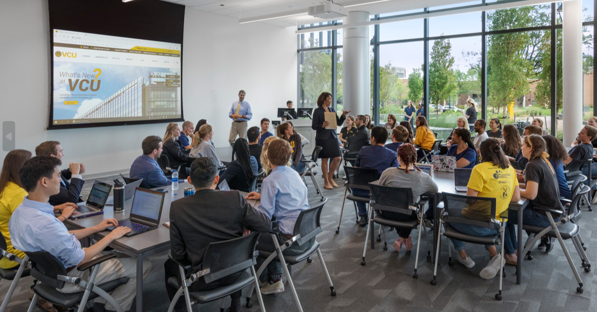 PageThink's tweet image. Active Learning Classrooms (ALCs) are revolutionizing the way we teach and learn by prioritizing flexibility, engagement, and inclusivity. Read more: bit.ly/3LVuL6u #ActiveLearning #EducationInnovation #FlexibleDesign 📸: David Sundberg + Anton Grassi/Esto; Robert Benson