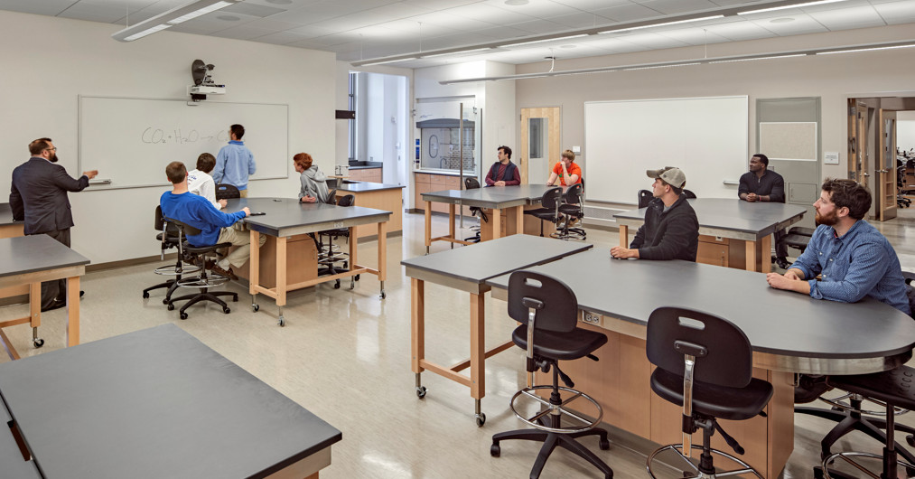 PageThink's tweet image. Active Learning Classrooms (ALCs) are revolutionizing the way we teach and learn by prioritizing flexibility, engagement, and inclusivity. Read more: bit.ly/3LVuL6u #ActiveLearning #EducationInnovation #FlexibleDesign 📸: David Sundberg + Anton Grassi/Esto; Robert Benson
