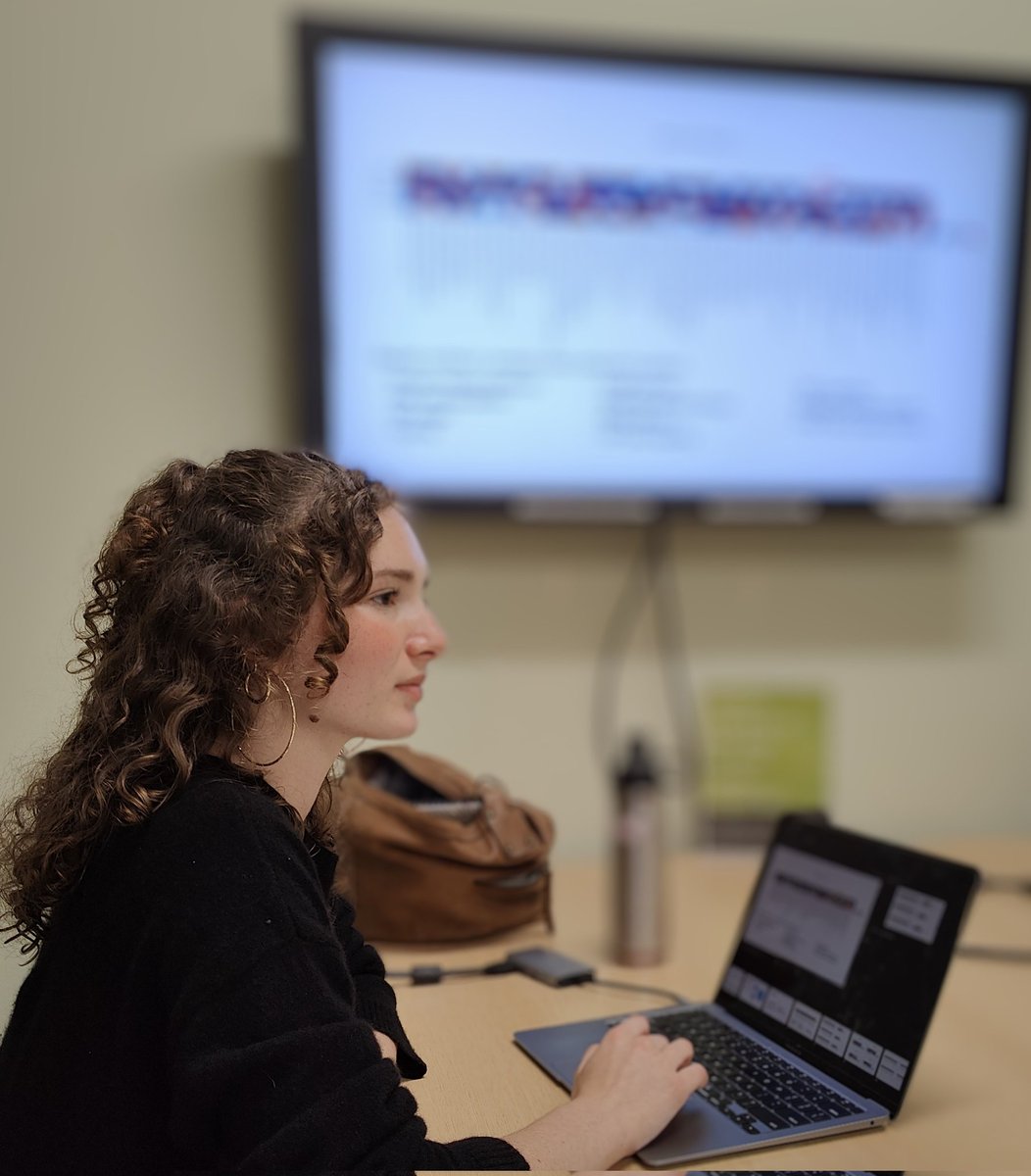 pmarignani's tweet image. Another summer almost complete. @NSERC_CRSNG USRA trainee Emma discussing the outcome of her project with #MarignaniLab members. @CDNWomenSTEM @DalhousieU @WiSTEMDal @DalScience #GirlsThatCode #scRNAseq #canyoufindthegene #ScienceIsFun