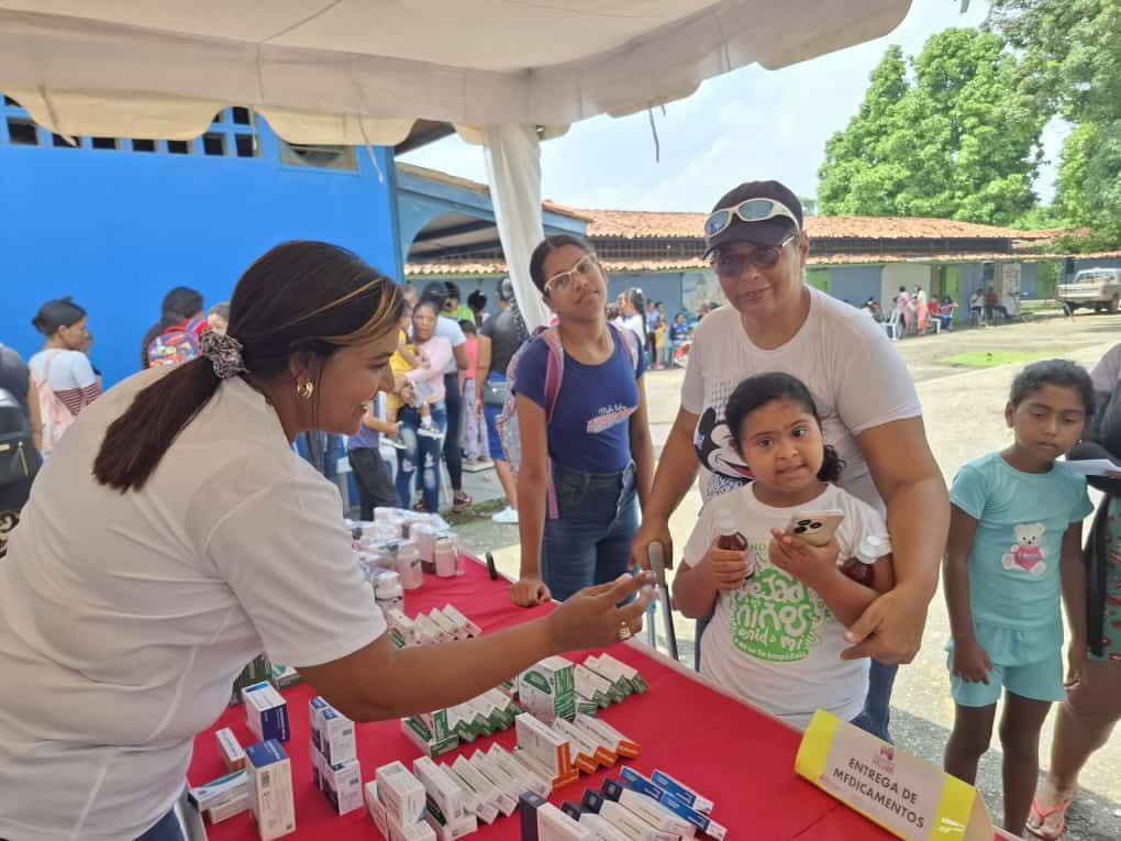Por una vida saludable  
 
Mujeres de la parroquia El Carmen, en Anzoátegui, recibieron atención médica especializada gracias al vértice 1⃣ de la <a href="/mvenezuelamujer/">Gran Misión Venezuela Mujer</a>. 
 
<a href="/NicolasMaduro/">Nicolás Maduro</a> 
<a href="/ConCiliaFlores/">Cilia Flores</a> 
<a href="/DhelizAlvarez/">Dheliz Álvarez</a> 
<a href="/MagaGutierrezV/">Magaly Gutiérrez Viña</a> 
<a href="/MinSaludVE/">MPPSalud</a> 
<a href="/VTVcanal8/">VTV CANAL 8</a> 
#PuebloSonrienteYEnPaz
