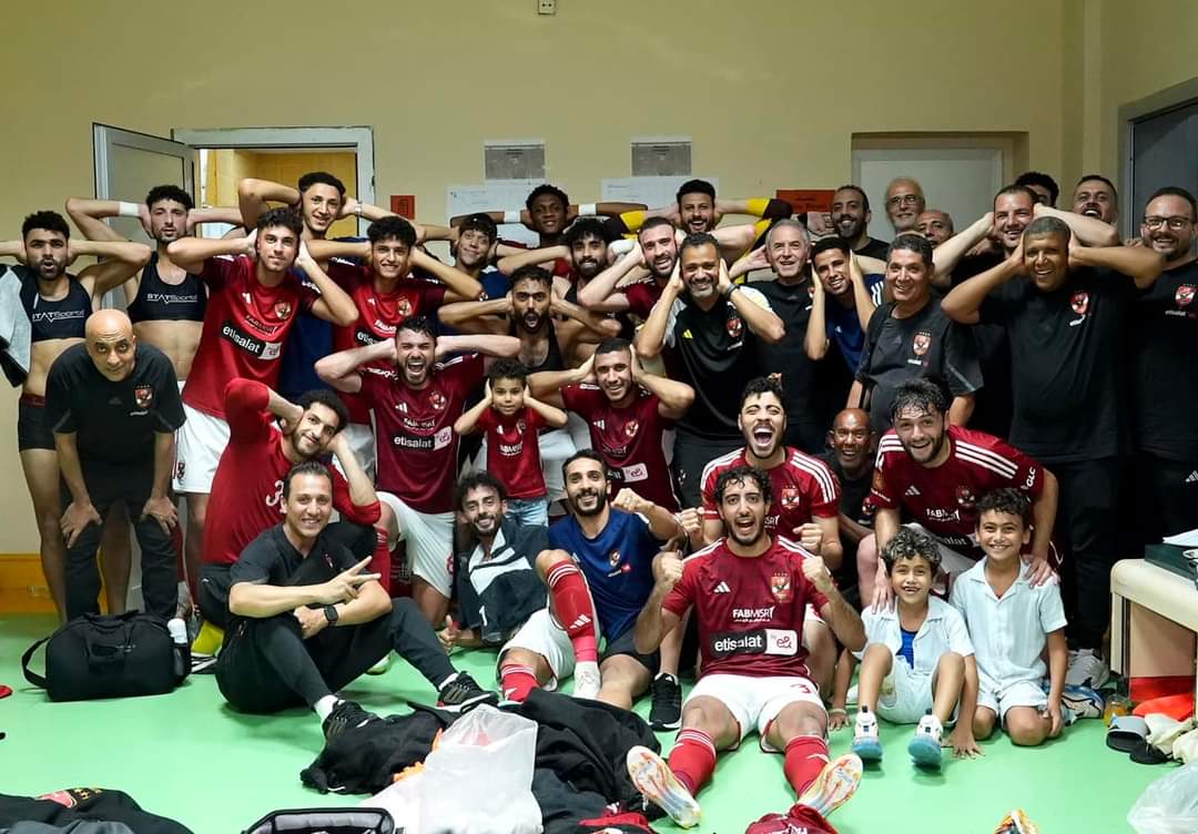 ahly234's tweet photo. احتفال الفريق "على طريقة مؤ" في غرفة الملابس. 🦅🥰🥰🥰 https://t.co/dRNKGs489j