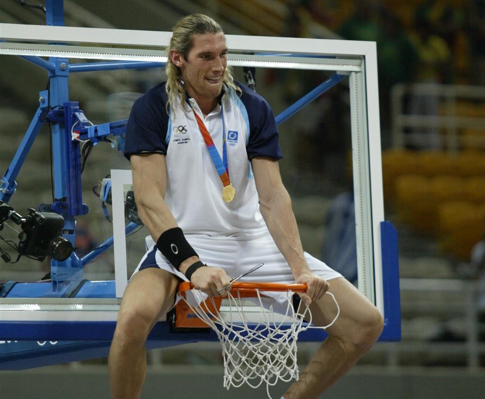 oesteros's tweet image. Este tipo se puso al hombro una semifinal contra Estados Unidos, jugó en la NBA y como era hincha firmó un contrato a ciegas para ser el primer jugador del CASLA en 30 años de Liga Nacional. Y la ganó.

No hay una sola referencia de él en ninguna pared del club. ¿Cómo se explica?