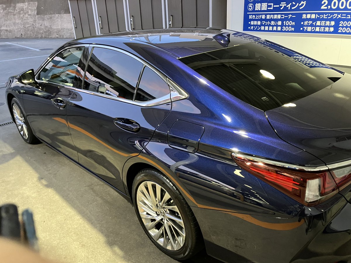 暑過ぎる日中は避けて真夜中に洗車
内装掃除も含めて３時間半もかかった
それでもワックスの輝き✨で満足　
#LEXUSES 
#シュアラスター
#マスターワークス