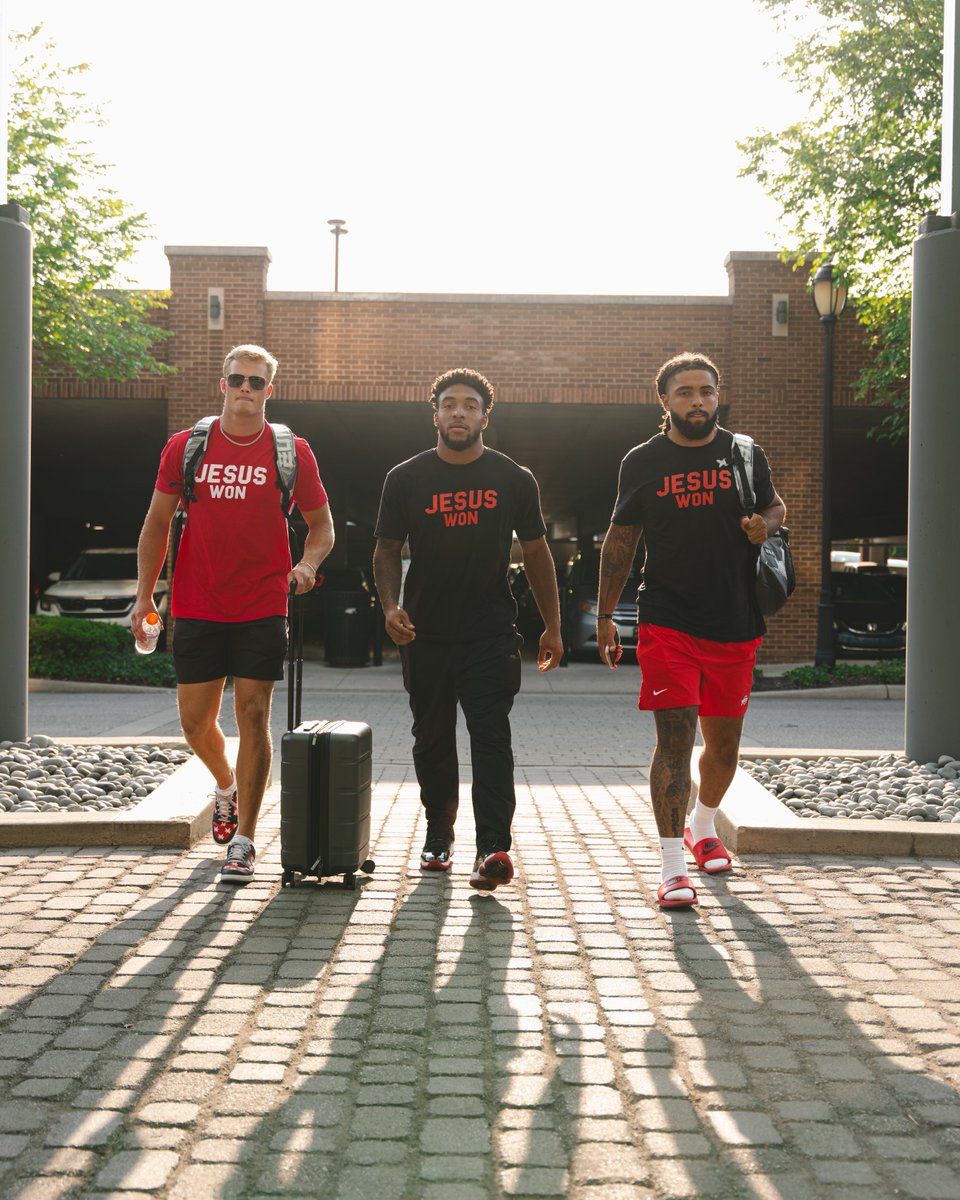 TreVeyonH4's tweet image. JESUS WON! Click the link in my bio and join me and my brothers in spreading Jesus name! 
Jesus died on the cross and shed His blood to pay the price for our sins so our sins can be forgiven and we can be made right with God, and three days later he rose, overcoming the power of…