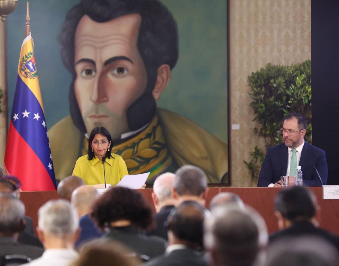 #LoDijo || Vicepresidenta Ejecutiva en encuentro con Cuerpo Diplomático: les habíamos alertado que la derecha cantaría fraude electoral 

#08Ago

Leer más: acortar.link/x4nw0b