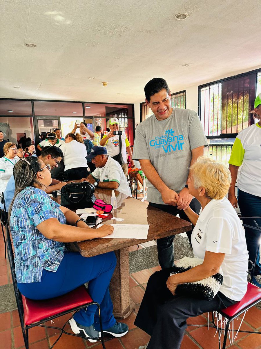 La misión abuelos y abuelas de la patria sigue pa lante en Caroní y es que estos adultos mayores merecen todo nuestro amor y atención, hoy protegiendo a 130 abuelos con salud, recreación, alimentación y ofreciéndoles su carnet de adultos mayores. Vamos por más años y más amor.