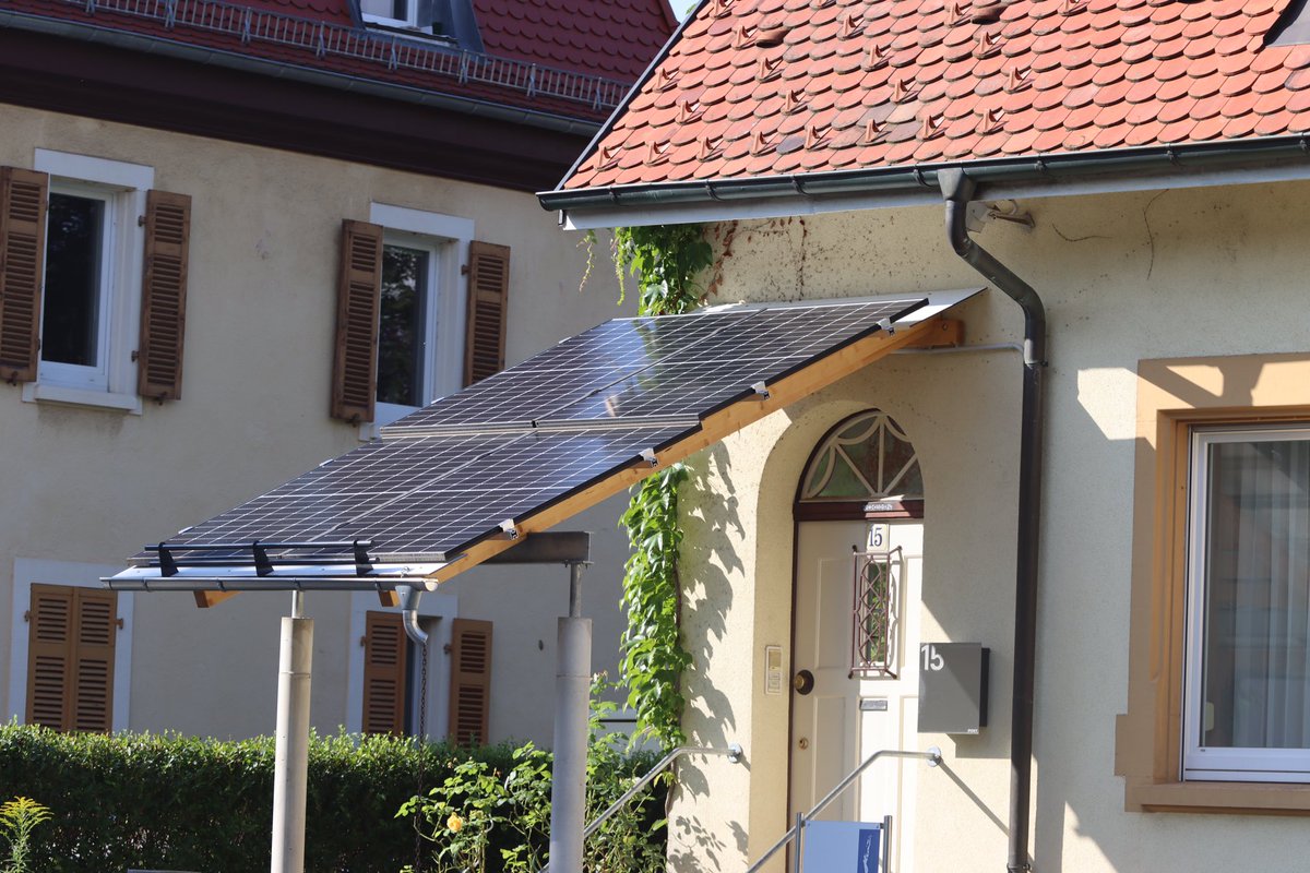 balkonsolar's tweet photo. Sehr schönes Vordach aus #Solarpannels an einem Haus in #Freiburg-#Littenweiler. https://t.co/QiHQ4CnR9f