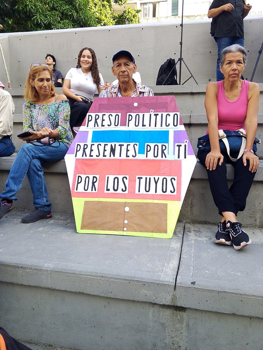 _Provea's tweet photo. #08Ago 5:32PM Familiares de presos políticos y activistas sociales se concentran en la Plaza Los Palos Grandes en #Caracas, para exigir cese a la persecución y libertad para los detenidos por ejercer derechos https://t.co/dAyICVGpDp