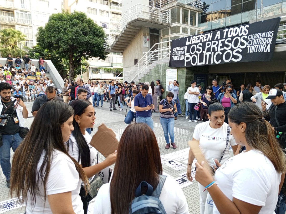 _Provea's tweet photo. #08Ago 5:32PM Familiares de presos políticos y activistas sociales se concentran en la Plaza Los Palos Grandes en #Caracas, para exigir cese a la persecución y libertad para los detenidos por ejercer derechos https://t.co/dAyICVGpDp
