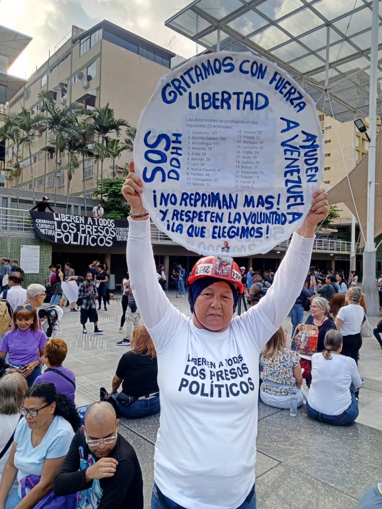 _Provea's tweet photo. #08Ago 5:32PM Familiares de presos políticos y activistas sociales se concentran en la Plaza Los Palos Grandes en #Caracas, para exigir cese a la persecución y libertad para los detenidos por ejercer derechos https://t.co/dAyICVGpDp