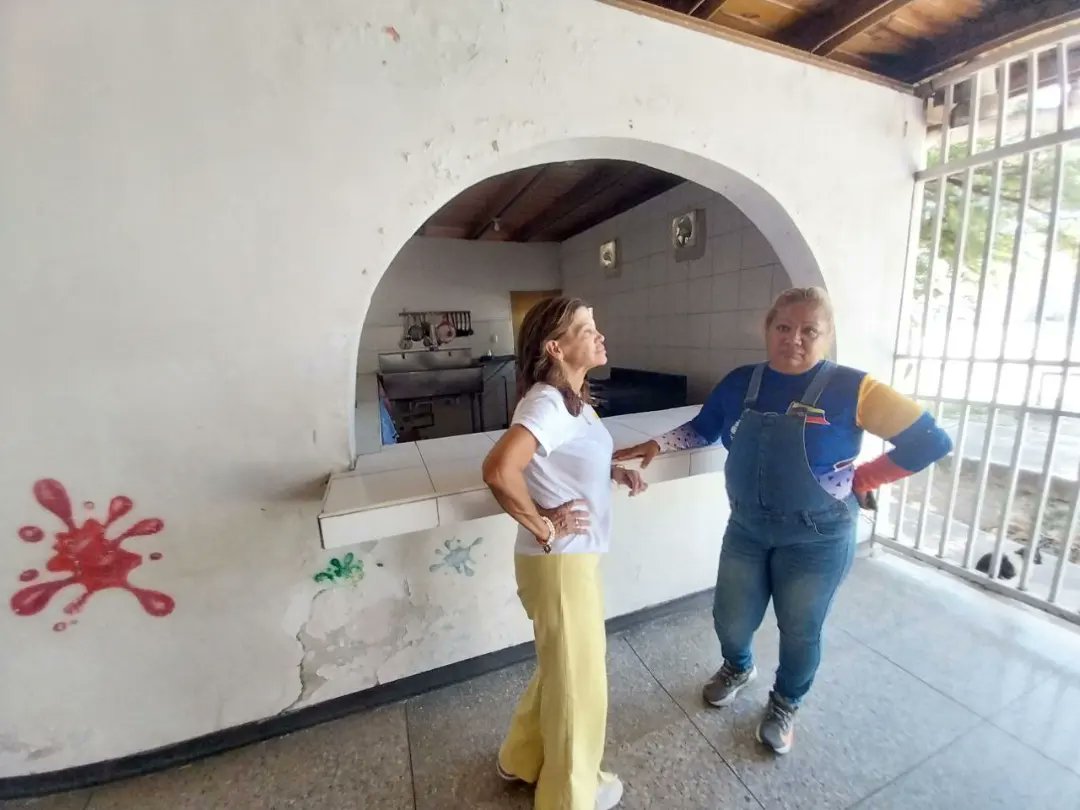 ninosimon_Lara's tweet photo. #8Ago 🧐🏡👧🏻 VISITA NACIONAL

La presidenta de la @fnnsimon, María del Valle Carneiro de García, arribó al estado Lara para visitar e inspeccionar el funcionamiento de todos los programas y sedes que se encuentran activos en la región

#PuebloSonrienteYEnPaz
@NicolasMaduro https://t.co/zdN8ue4SfR