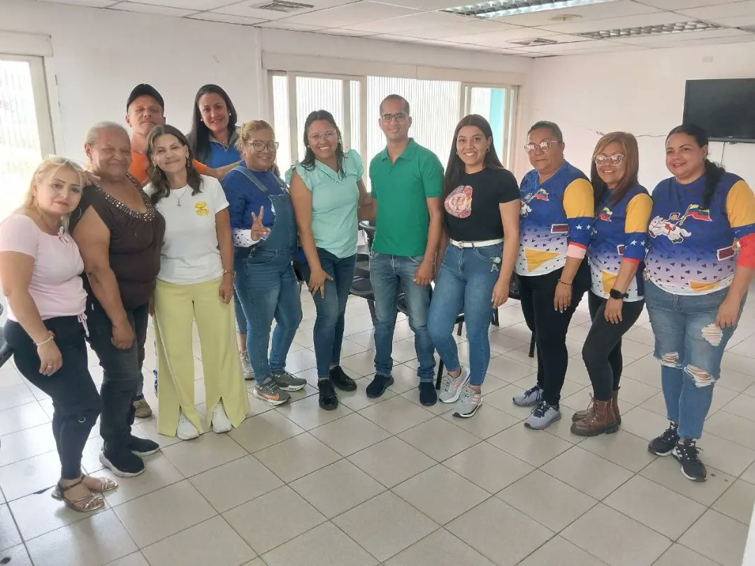 ninosimon_Lara's tweet photo. #8Ago 🧐🏡👧🏻 VISITA NACIONAL

La presidenta de la @fnnsimon, María del Valle Carneiro de García, arribó al estado Lara para visitar e inspeccionar el funcionamiento de todos los programas y sedes que se encuentran activos en la región

#PuebloSonrienteYEnPaz
@NicolasMaduro https://t.co/zdN8ue4SfR