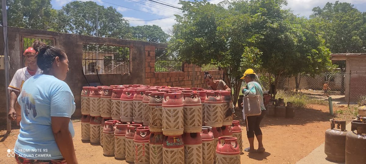 Gracias a las políticas de atención que impulsa el Pdte. <a href="/NicolasMaduro/">Nicolás Maduro</a>, fueron beneficiadas 2.715 familias, con venta de gas en varios sectores del #MunicipioDíaz 
#PuebloSonrienteYEnPaz
#SoyComunicadorClapNE 📦