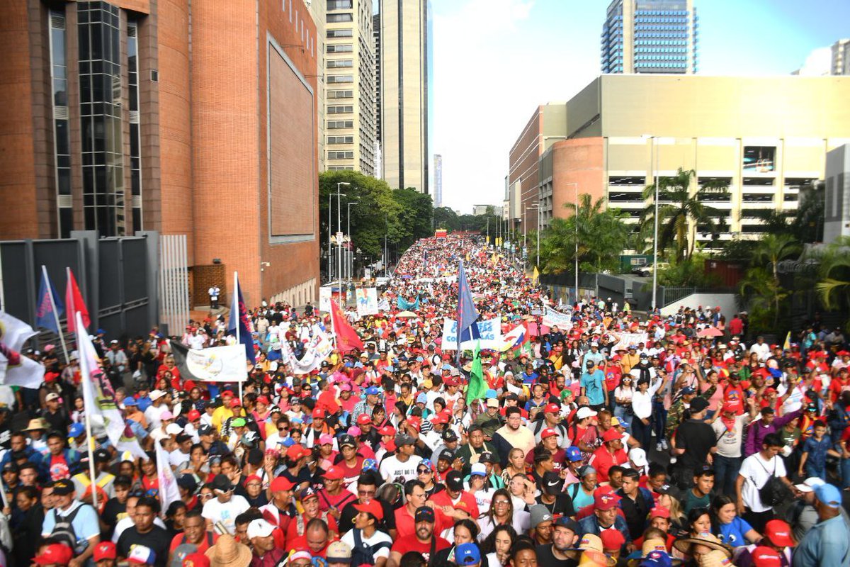 #VenezuelaSeRespeta CARACAS | Las comunas y los movimientos sociales por la paz, hoy se van a las calles a respaldar al presidente <a href="/NicolasMaduro/">Nicolás Maduro</a> 🇻🇪❤️💪🏾

¡Las calles son del Pueblo y no de la oligarquía!

<a href="/dcabellor/">Diosdado Cabello R</a> #8Ago #PuebloSonrienteYEnPaz