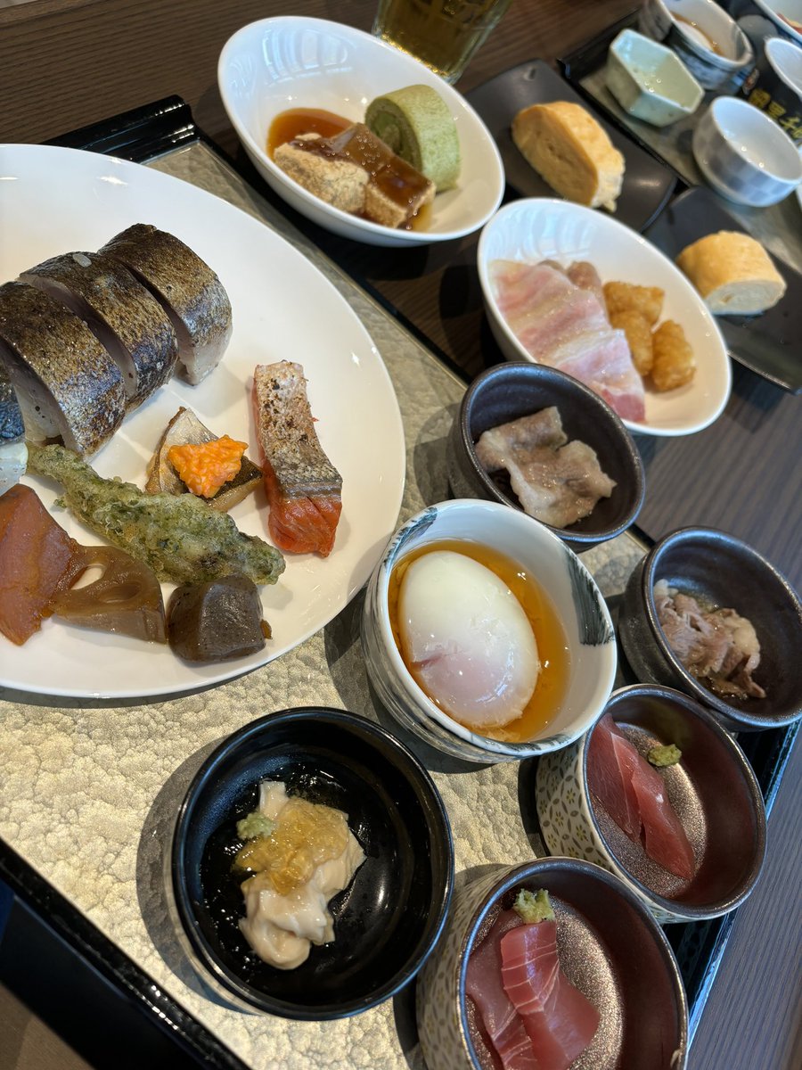 朝のビュッフェやのに鯖寿司とか近江牛とかもあって種類豊富やった😳