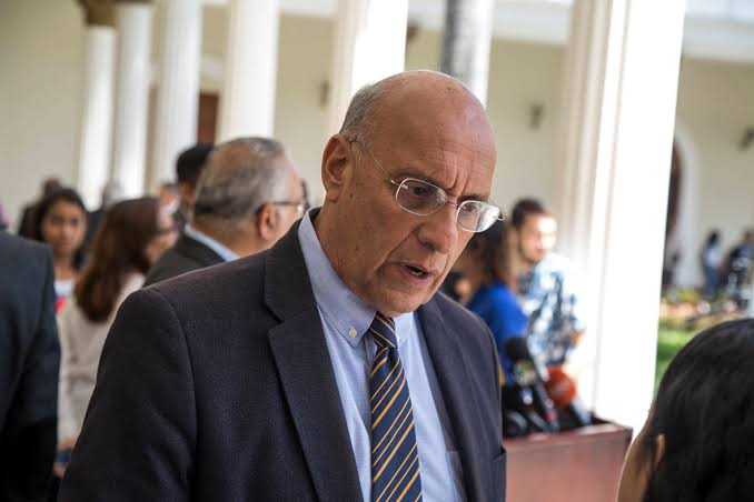 infopublicave's tweet photo. #EnDesarrollo|Usuarios informaron que fue detenido el dirigente y ex gobernador del estado Mérida,Wiliam Dávila. Agentes de seguridad se lo habrían llevado de la Plaza de los Palos Grandes donde se desarrolla una vigilia por los detenidos y muertos en las protestas poselectorales https://t.co/f3WTkurqEq