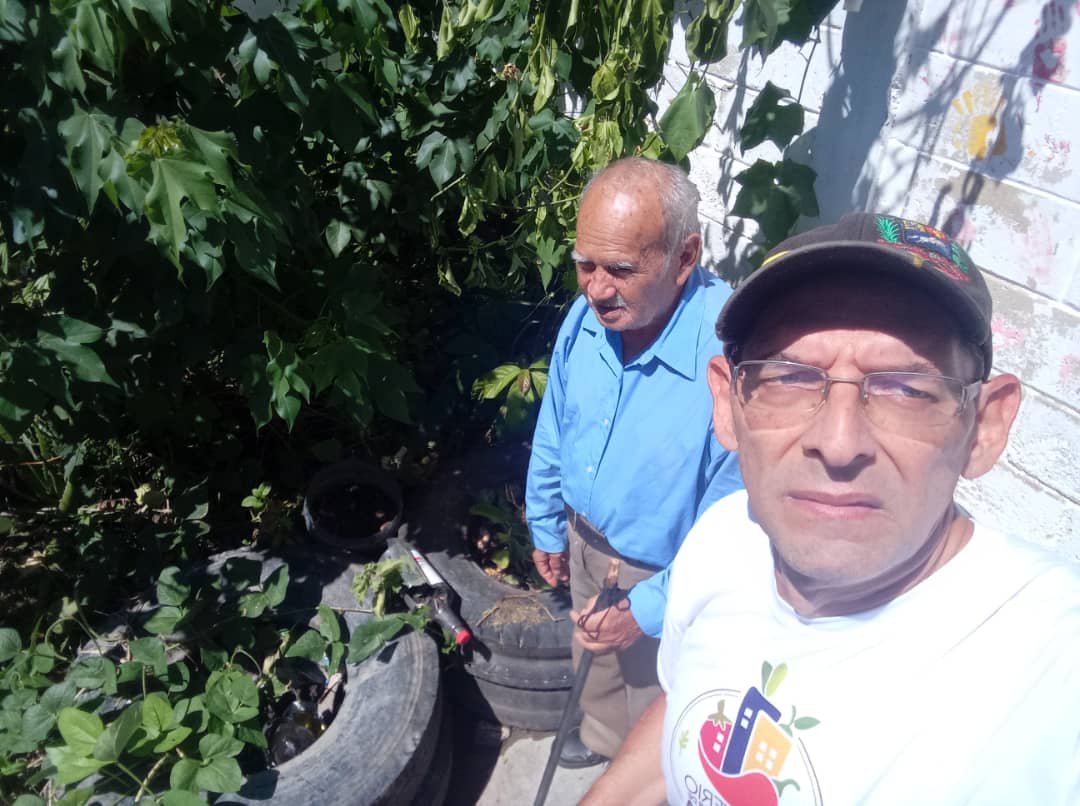 🌟 Hoy en Turmero, se realiza visita a Daniel Silva se orientó sobre identificación de plagas y cómo combatirlas 🐛✨ Además, se sumó la novedad de la siembra en cauchos en un patio productivo! 💪#PuebloSonrienteYEnPaz 🇻🇪@MinagrourbanaV <a href="/jhoagaby/">Jhoanna G Carrillo M</a> <a href="/Corpoagrourbana/">CorpoAgrourbana</a> <a href="/ciara_minppau/">Fundación CIARA</a>