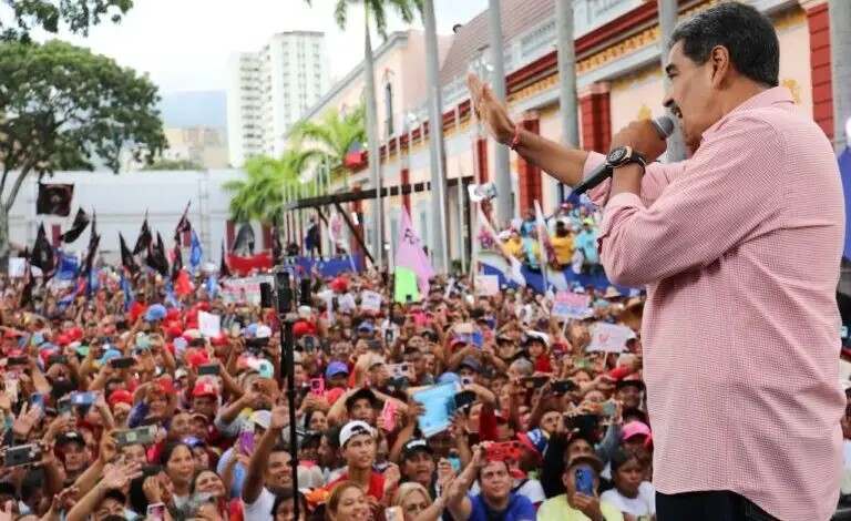 sinopsisFDV123's tweet photo. quien ha decidido sacar la red social X, antes conocida como Twitter, durante 10 días de circulación de Venezuela para que ellos presenten su recaudo”, declaró Maduro durante una concentración con las Comunas y Movimientos Sociales por la Paz. https://t.co/Faizy9Zef6