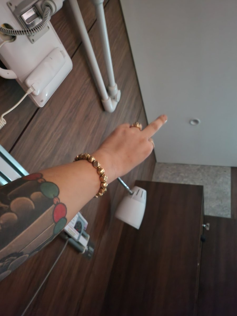 아니 선생님 .. 저 이제 입원해서 아직 하루도 못잣는데.. 퇴원이라니요.. 처음 입원해서 설레일려고 하는 순간인데 퇴원하라는건.. 지금 제순정을 짓밟으시는거죠?ㅜㅜ 더 잇고 싶다구요..더 잇고 싶은게 아니라 잇어본적이없다고..들어가기도 전에 왜 보내는건데ㅜ