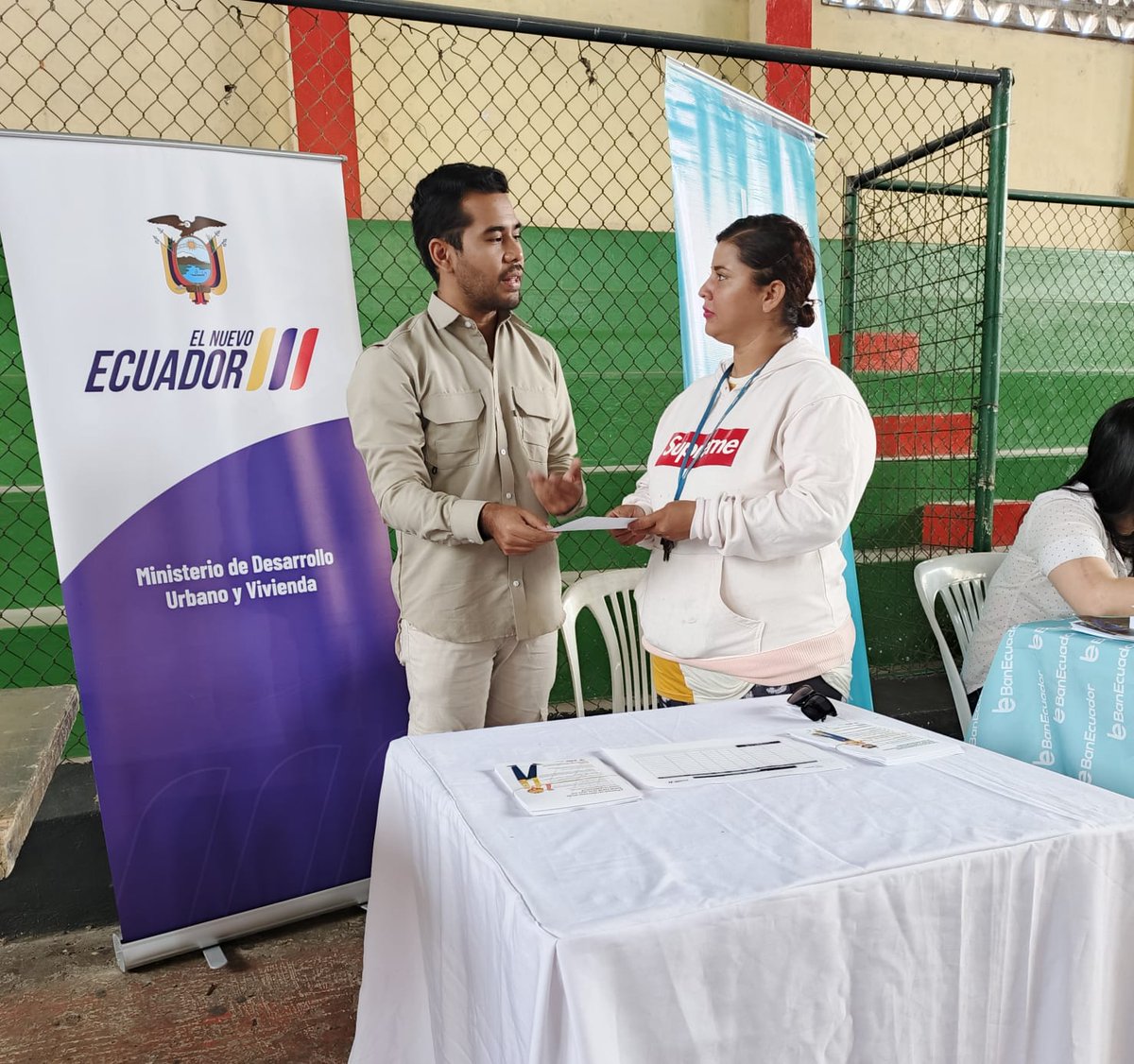 ViviendaEc's tweet photo. #MiduviATuServicio
Equipo de la Coordinación #Zonal5, participó en las brigadas sociales de #ElNuevoEcuador, en Santa Elena y Naranjito.
Informaron sobre:
✅Acceso a subsidios e incentivos de vivienda
✅Legalización de predios
✅Soluciones de vivienda
#ElNuevoEcuadorResuelve https://t.co/h1jXaJgGu0