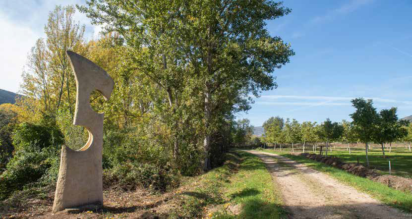 Businirmaslejos's tweet photo. A través del Camino Natural del Ebro #GR99, las esculturas de Armiño nos acompañarán en lugares cercanos a las poblaciones por las que pasa, un total de 14 pueblos del Valle de Valdivielso, en un recorrido con diferentes alternativas, todas ellas aptas para cualquier tipo de aventurero, pero siempre de un modo respetuoso con el entorno.