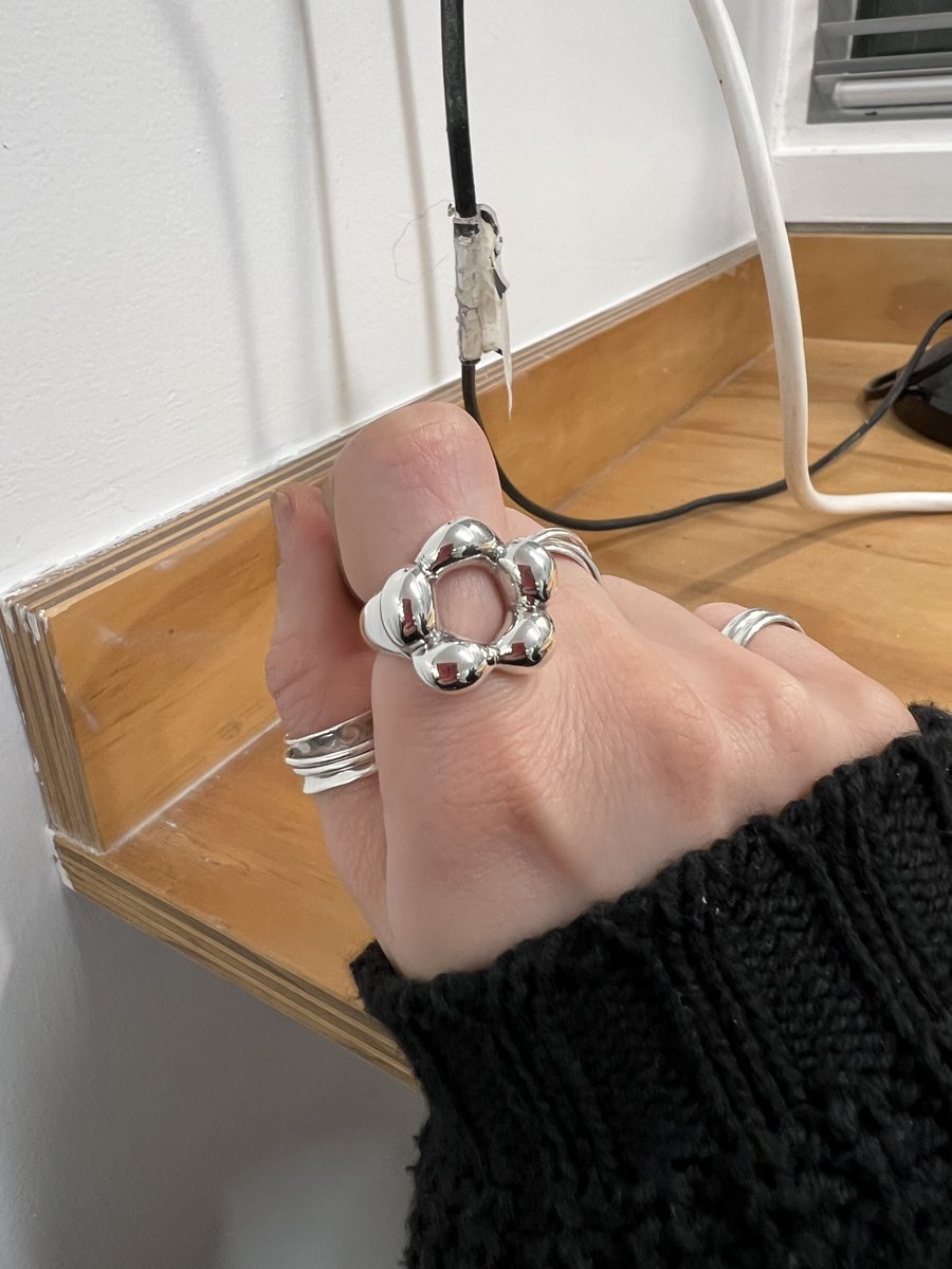 MartinaIsho's tweet photo. I finally finished this bobble puff flower ring yay this took forever to polish 😭 https://t.co/bZmWqP9J4V