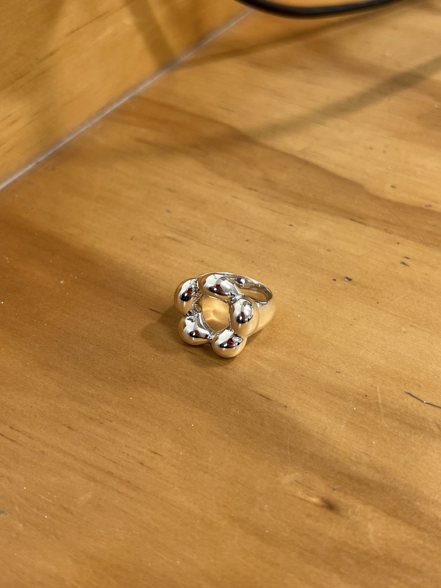 MartinaIsho's tweet photo. I finally finished this bobble puff flower ring yay this took forever to polish 😭 https://t.co/bZmWqP9J4V