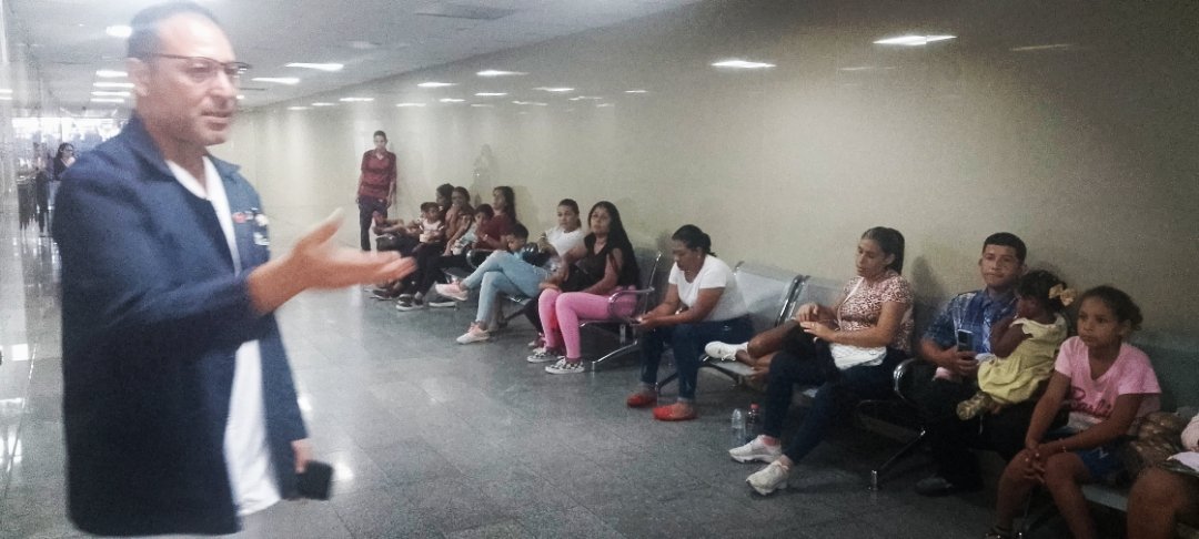 #8Ago | El Lcdo. David Rivero Adjunto Asistencial del Dpto de Enfermería, explicando la importancia de la vacunación  pediátrica a usuarios y usuarias que asisten al Hospital Dr. Luis Salazar Domínguez del IVSS.

#PuebloSonrienteYEnPaz 
<a href="/NicolasMaduro/">Nicolás Maduro</a>
<a href="/MagaGutierrezV/">Magaly Gutiérrez Viña</a>
<a href="/Somosivss/">Instituto Venezolano de los Seguros Sociales</a>