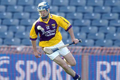 pomuirigh's tweet image. Great to chat to Wexford hurling legend, Diarmud Lyng, at @LaochraLochLao game tonight. Iománaí den chéad scóth!