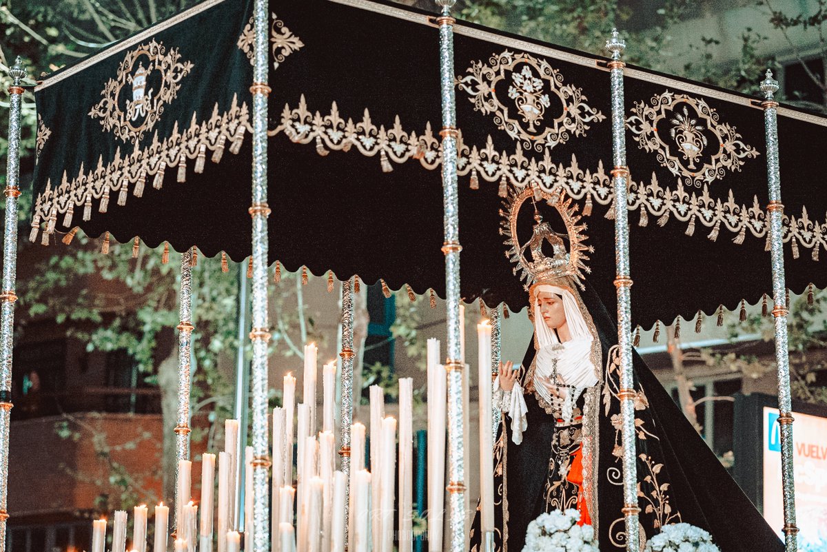 Fabricano_Jaen's tweet photo. 🙏 Faltan 240 días para Semana Santa ✨ En la memoria queda el solemne momento en que Nuestra Señora de la Soledad enfiló la Carrera Oficial, marcando con su paso la devoción de Jaén 🕯️ #SemanaSantaJaén #ViernesSanto #Jaén #NuestraSeñoraDeLaSoledad #Yacente @YacenteSoledadJ https://t.co/bm7A87FSku