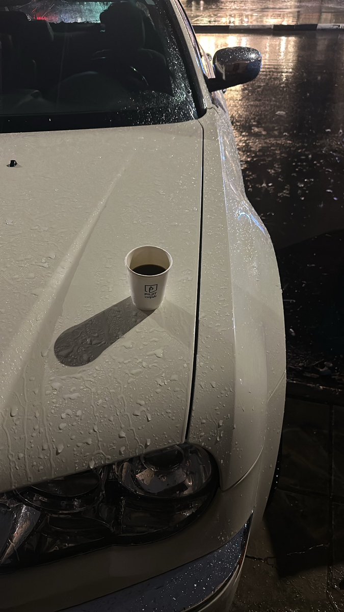 ماتُفسِده الحياه يَصلُحها كوبُ قهوة ومَطر☕️🌧️