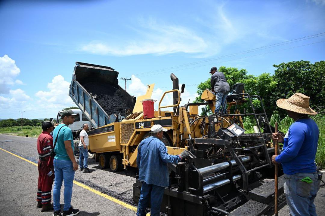 amarcanopsuv's tweet photo. Ciudad Bolívar : Seguimos en la Perimetral, con todas la fuerzas y el corazón para que se ponga  bien bonita . 
Al trabajo no le gana nadie . Continuamos  venciendo con @NicolasMaduro https://t.co/X8izpHOshV