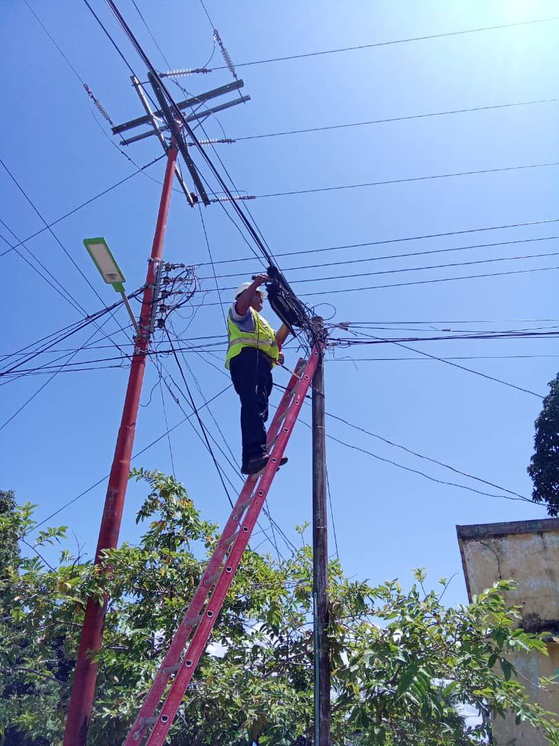 #8Ago En Bolívar, personal técnico de Cantv, realizó labores de mantenimiento correctivo en la Avenida Nueva Granada de la parroquia Vista Hermosa, municipio Angostura del Orinoco, como parte de la atención al reporte realizado a través del sistema 1X10 del Buen Gobierno.