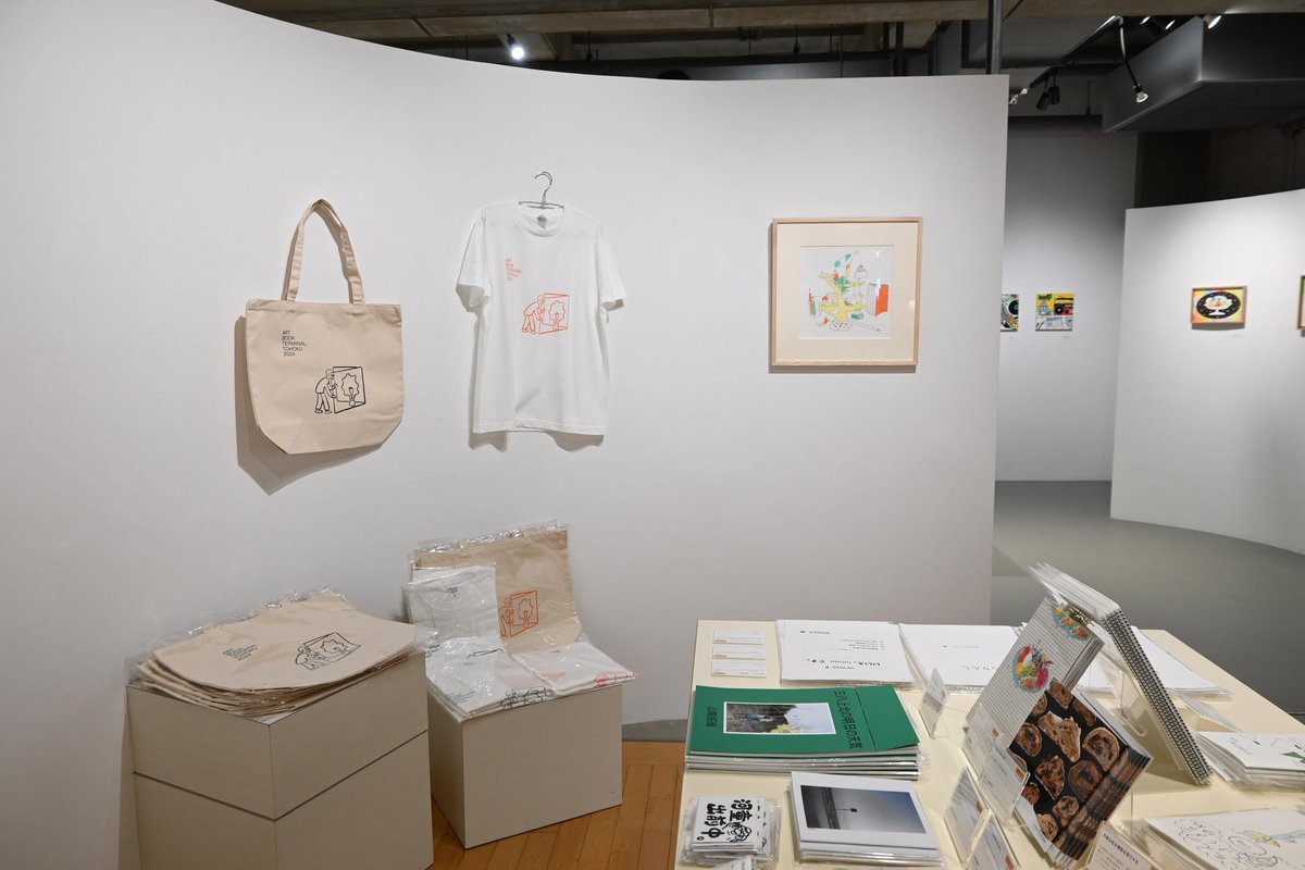 buramachiaruki's tweet photo. 今年のABTTも見どころいっぱいです。本だけでなく画の作品もあります。私もTシャツなどを持っている福士陽香さんの作品もありました✨
肝心の本は雨読さんの「あの人」のバッグの中身という本を購入しました☺️
#アートブックターミナル東北 #シグアートギャラリー #カワトク #cube2 #盛岡市 #菜園 https://t.co/5k49eKMQEO