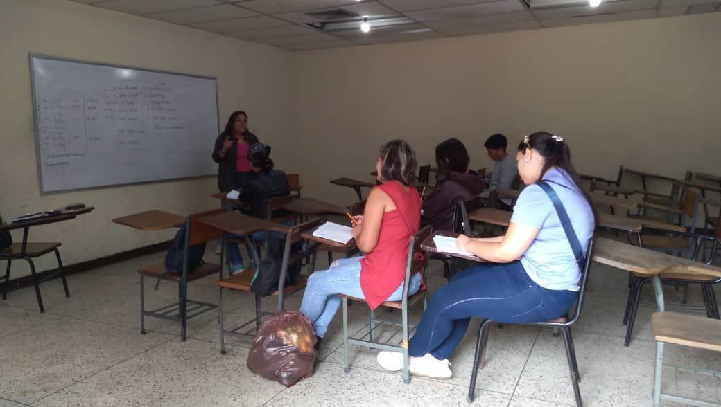 #UniversidadAlDía 📷 #EnFotos Estudiantes iniciaron el Curso Intensivo Universitario (CIU) en la <a href="/unesr/">UNESRnucleovdlp</a> núcleo los Teques. ¡Consolidación de saberes!  <a href="/NicolasMaduro/">Nicolás Maduro</a> #PuebloSonrienteYEnPaz