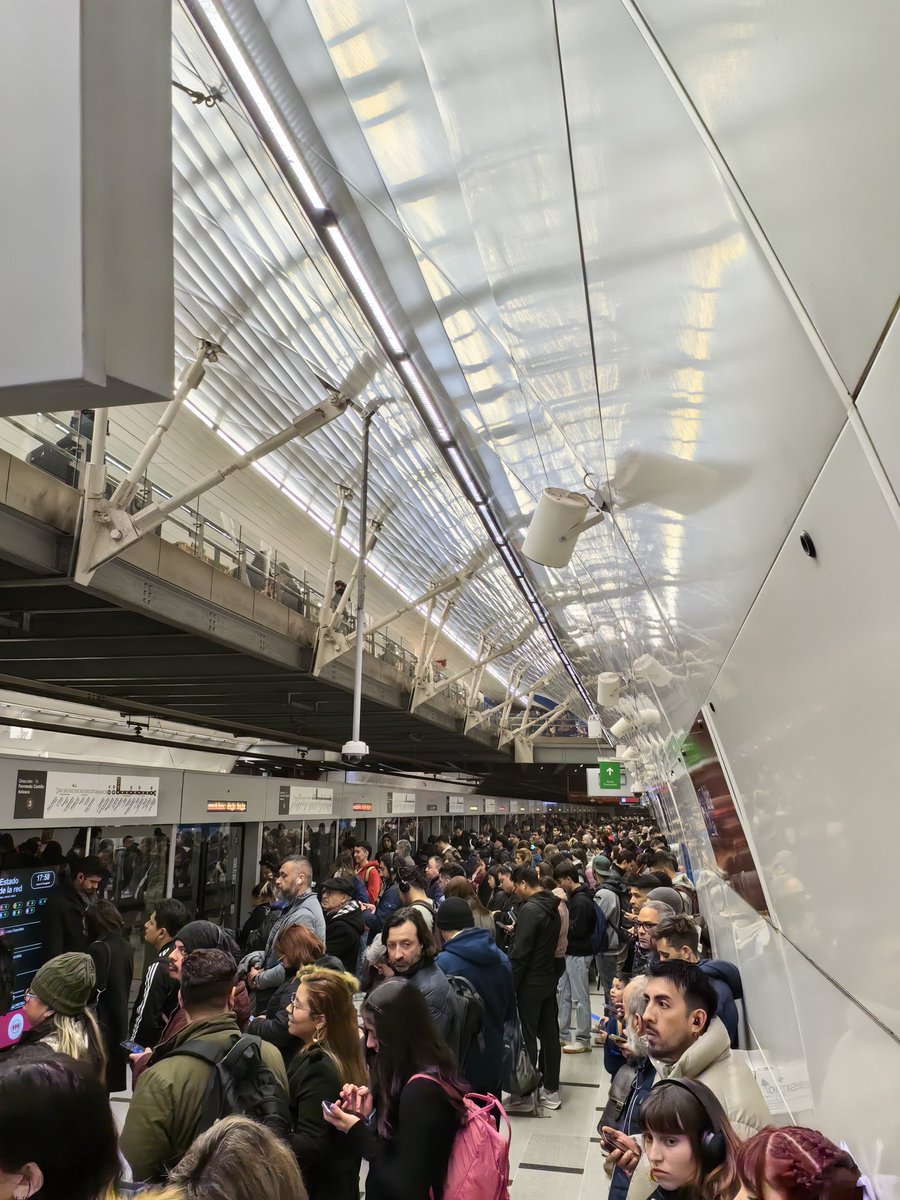 diegoapv7's tweet photo. @metrodesantiago estación u de chile colapsada. Anden L3. https://t.co/Qu4XnqeCnu