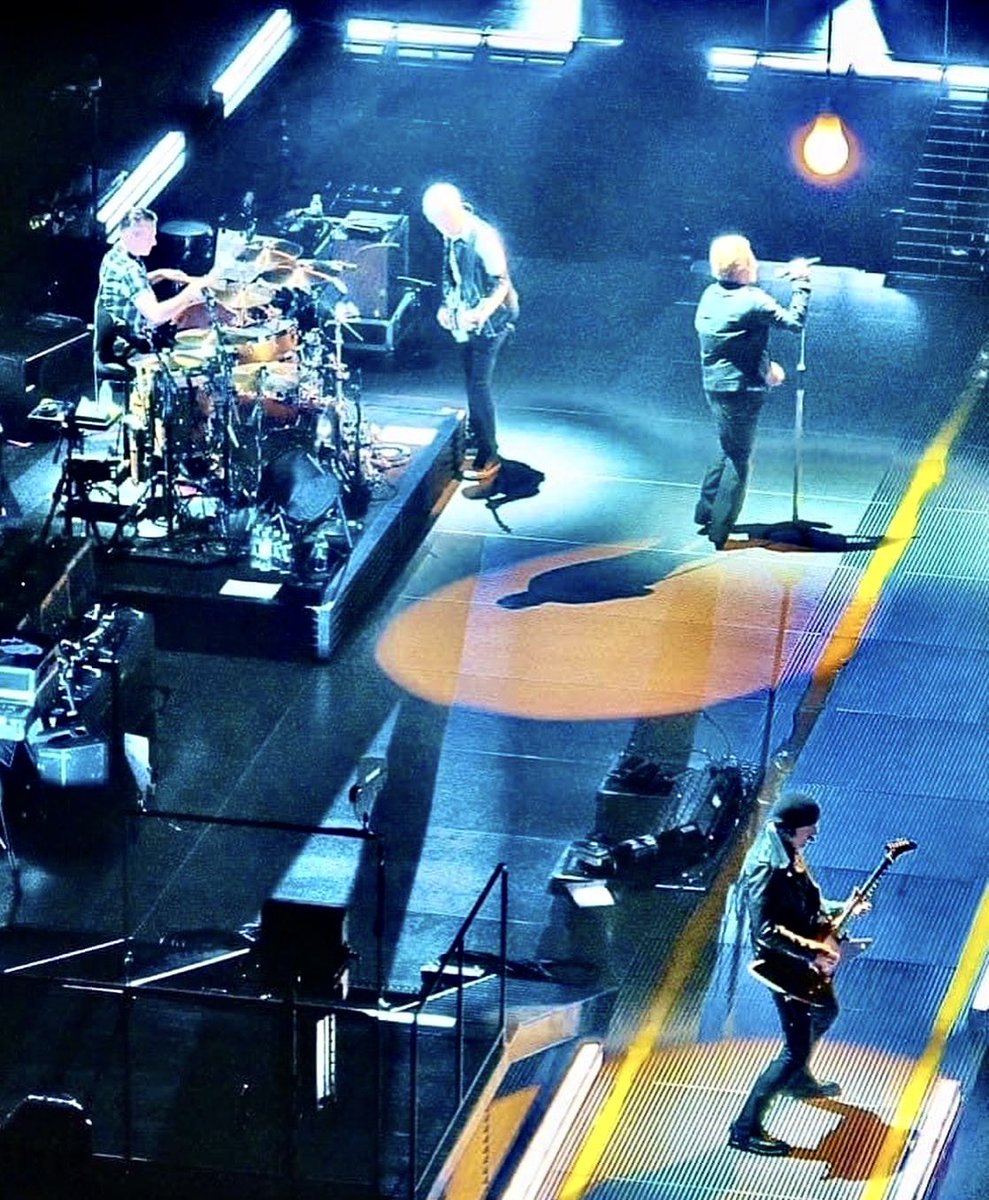 VikUppal's tweet photo. The Edge. Or Mr The Edge.
63.
📍Stade De France, Paris
🗓️ 18th September 2010.
🎵: 360 Tour
📍 Sphere, Las Vegas
🗓️ 7th October 2023
🎵 Achtung Baby Tour
📍Mercedes-Benz Arena, Berlin
🗓️ 29th September 2015.
🎵 iNNOCENCE + eXPERIENCE Tour
@U2 #TheEdge #U2 #mrtheedge https://t.co/PbmmCF2ZDW